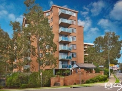 Parramatta 三房两卫两车位两阳台顶层公寓 ...