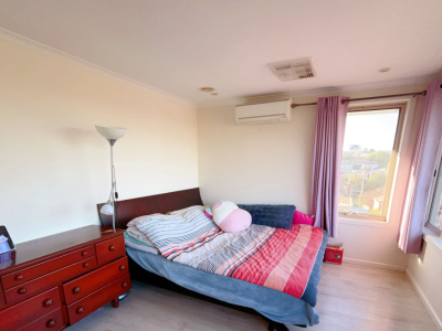 二楼独立大房间出租 ， 自带客厅与独立卫浴 ...