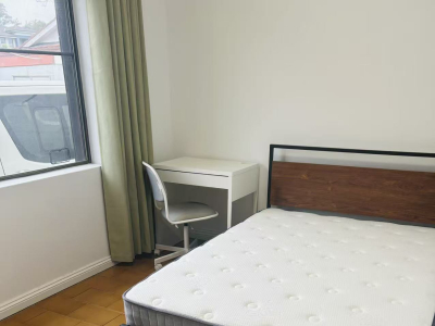 West Ryde 近火车站 MQ 东向光亮小房 全装 ...